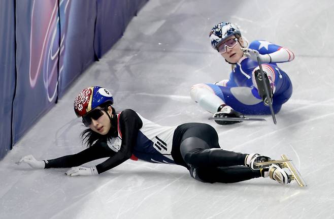 대표팀 김길리(아래)가 10일 밀라노 아이스 스케이팅 아레나에서 열린 2026 밀라노-코르티나 동계올림픽 혼성계주 2000m 준결승 중 미국의 스토다드에게 걸려 넘어져 쓰러지고 있다. EPA=연합뉴스