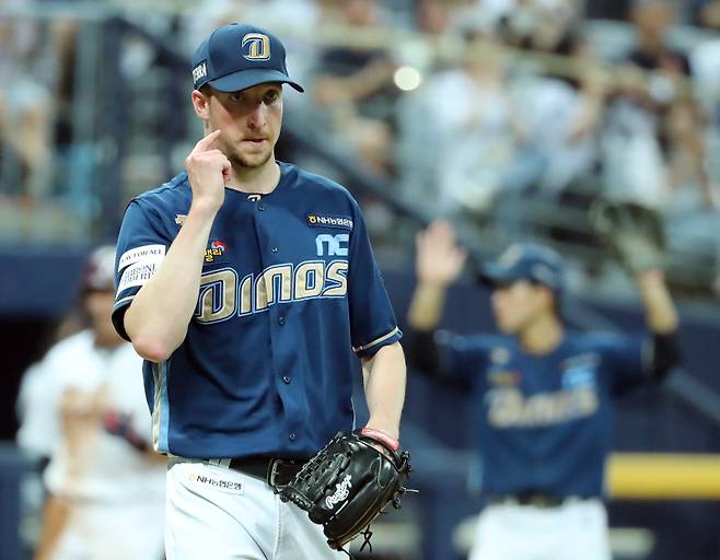 2023 KBO 프로야구 키움히어로즈와 NC다이노스의 경기가 5일 오후 서울 고척스카이돔에서 열렸다. 4회말 무사 1,2루 송성문을 병살처리한 페디가 1루 베이스를 바라보고 있다. 고척=김민규 기자 mgkim1@edaily.co.kr /2023.07.05/