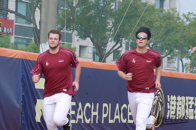 안우진(오른쪽)이 키움 1차 스프링캠프가 진행 중인 대만 가오슝 국경칭푸야구장에서 새 외국인 투수 네이선 와일스와 러닝을 하고 있다. 키움 제공