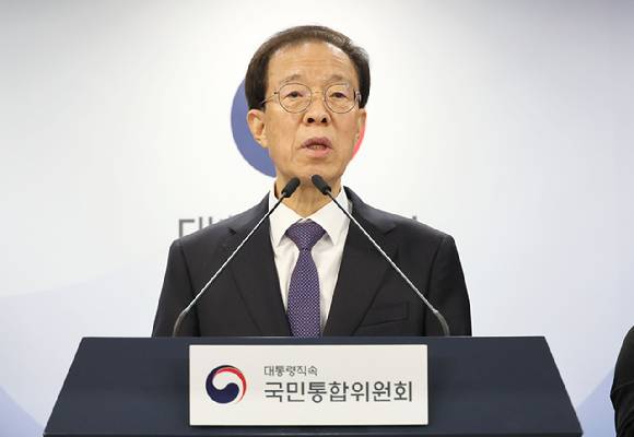 이석연 국민통합위원장이 11일 서울 종로구 정부서울청사에서 국민통합을 위한 5대 사회갈등 국민인식조사 결과를 발표하고 있다. 2026.2.11 [사진=연합뉴스]