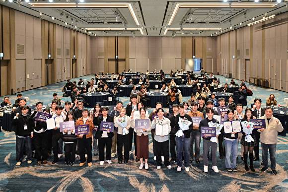 ‘2025 이래가꼬 성과보고회’에서 수상자들이 수상을 하고 파이팅을 외치고 있다. [사진=부산정보산업진흥원]