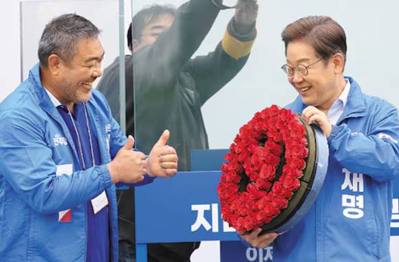 배우 이원종이 지난해 5월 경기 고양시에서 진행된 당시 이재명 더불어민주당 대선 후보 유세에서 지원 유세를 하고 있다. [사진=연합뉴스]