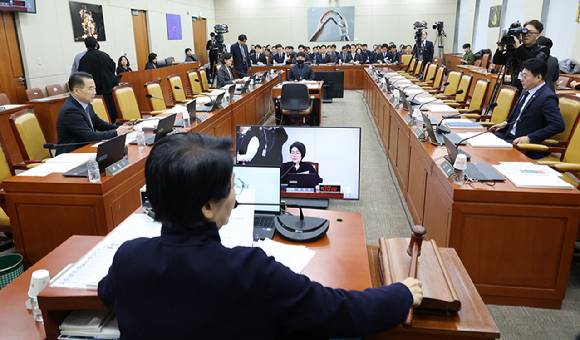 최민희 국회 과학기술정보방송통신위원장이 11일 국회에서 열린 과학기술정보통신부 등을 대상으로 하는 업무보고에서 의사봉을 두드리고 있다. [사진=연합뉴스]