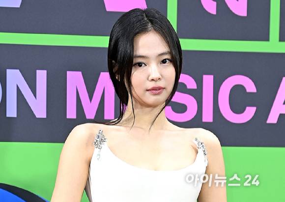 가수 제니가 20일 서울 구로구 고척돔에서 열린 '2025 멜론뮤직어워드(MMA2025)' 레드카펫에서 포즈를 취하고 있다.