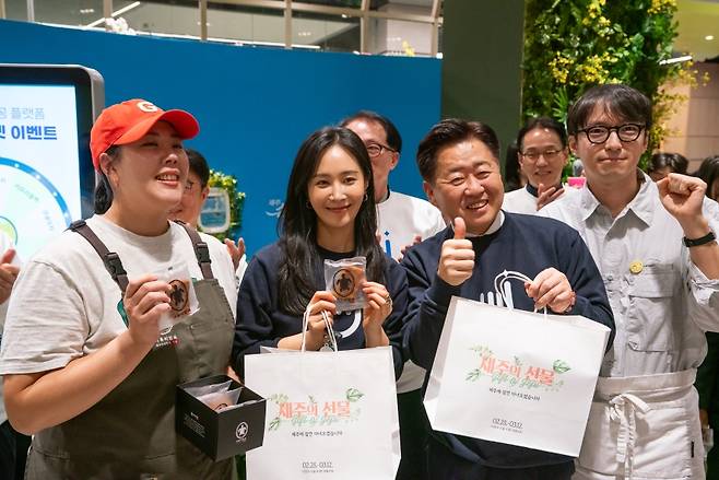 ‘제주와의 약속’ 홍보 행사에서 참석자들이 기념품을 들고 포즈를 취하고 있다. (제주관광공사 제공)