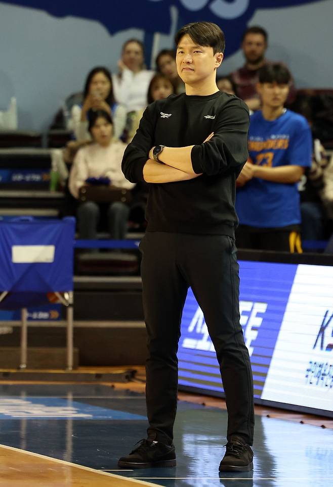 지난 9일 ‘개인사’를 이유로 경기장에 늦게 나타난 프로농구 삼성 김효범 감독. [뉴시스]