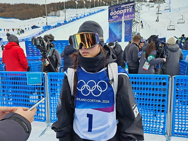 최가온이 11일(현지시간) 이탈리아 리비뇨 스노파크에서 열린 2026 밀라노·코르티나담페초 동계올림픽 스노보드 하프파이프 여자 예선을 6위로 마친 뒤 인터뷰를 하고 있다. 고봉준 기자