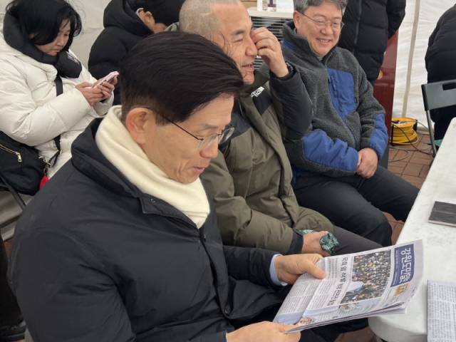 ▲ 김문수 전 고용노동부 장관이 농성장에서 강원도민일보를 보고 있다. 이세훈 기자