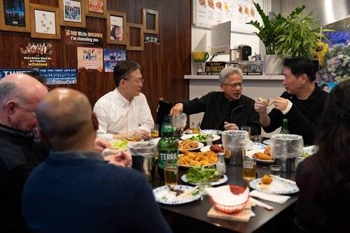 ▲ 만찬 중인 최태원 SK그룹과 젠슨 황 엔비디아 CEO [독자 제공. 연합뉴스]