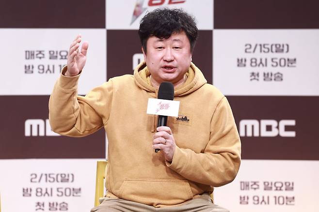 김명진 PD가 11일 서울 마포구 MBC 골든마우스홀에서 열린 MBC 신규 음악 예능프로그램 '1등들' 제작발표회에서 인사말을 하고 있다. /사진=연합뉴스