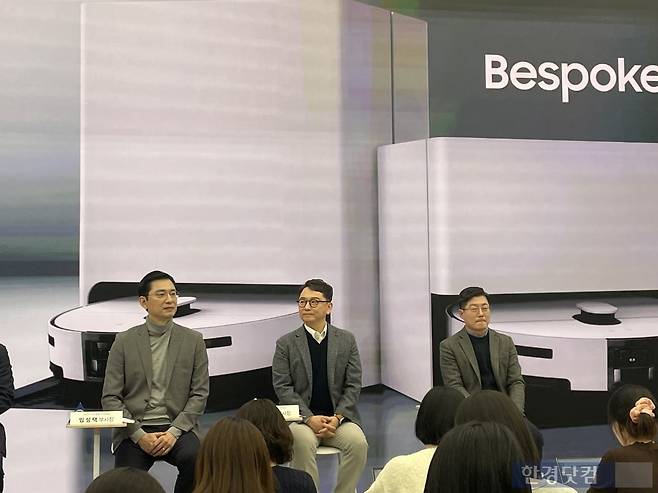 삼성전자 임성택 한국총괄 부사장(왼쪽부터), 문종승 생활가전사업부 부사장, 김정호 로지텍 상무가 11일 서울 서초구 삼성 강남에서 열린 2026년형 '비스포크 AI 스팀' 미디어 브리핑에서 취재진의 질문을 받고 있다. 사진=박상경 한경닷컴 수습기자