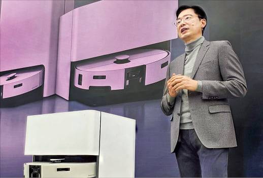 임성택 삼성전자 한국총괄(부사장)이 11일 서울 서초동 삼성강남에서 2026년형 비스포크 인공지능(AI) 스팀 로봇청소기의 기능을 소개하고 있다.  삼성전자 제공