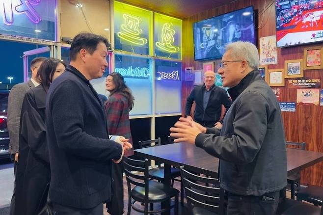 최태원 SK그룹 회장과 젠슨 황 엔비디아 CEO. 최태원 회장 왼쪽 뒤는 장녀 최윤정 SK바이오팜 전략본부장. 사진=연합뉴스