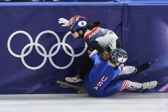 10일(현지시간) 이탈리아 밀라노 아이스스케이팅 아레나에서 열린 2026 밀라노ㆍ코르티나담페초 동계올림픽 쇼트트랙 혼성계주 준결승에서 김길리가 넘어진 커린 스토더드와 충돌하고 있다. 2026.2.10 연합뉴스