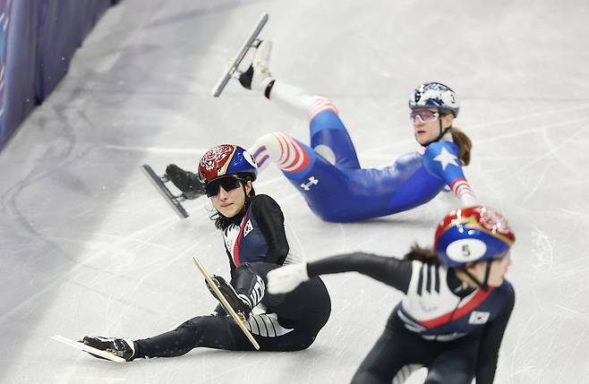 한국 김길리(왼쪽)가 10일 이탈리아 밀라노 아이스스케이팅 아레나에서 열린 2026 밀라노ㆍ코르티나담페초 동계올림픽 쇼트트랙 혼성계주 준결승에서 앞서 달리가다 미끄러진 미국 선수(가운데)에 걸려 넘어지고 있다. 오른쪽 김길리와 태그한 뒤 레이스에 나서고 있는 최민정. 밀라노 | 연합뉴스