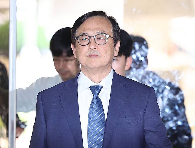 삼성전자 내부 직원과 공모해 중요 기밀자료를 빼돌린 혐의를 받는 안승호 전 삼성전자 부사장(IP센터장)이 2024년 5월30일 서울 서초구 서울중앙지법에서 열린 구속 전 피의자 심문(영장실질심사)에 출석하고 있다. 연합뉴스