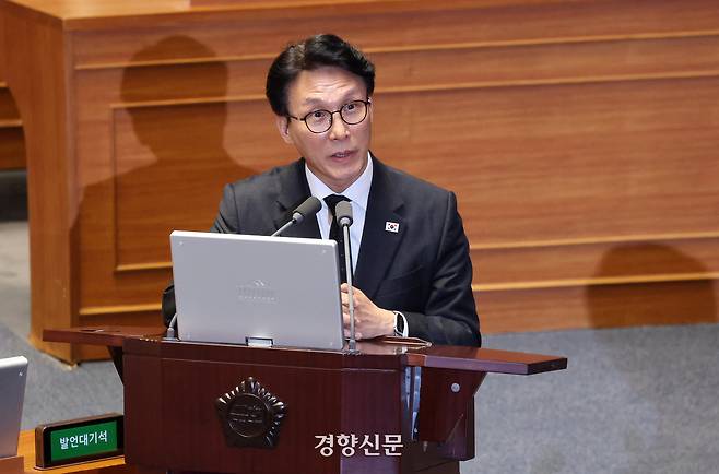김민석 국무총리가 지난 10일 국회에서 열린 경제 분야 대정부질문에서 의원의 질의에 답하고 있다. 권도현 기자
