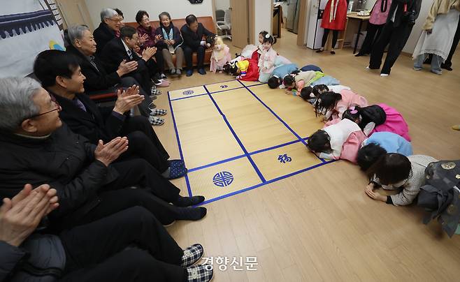 설 연휴를 앞둔 11일 서울 송파구 삼성아트 어린이집 어린이들이 문정래미안 경로당 어르신들을 찾아 세배를 하고 있다.