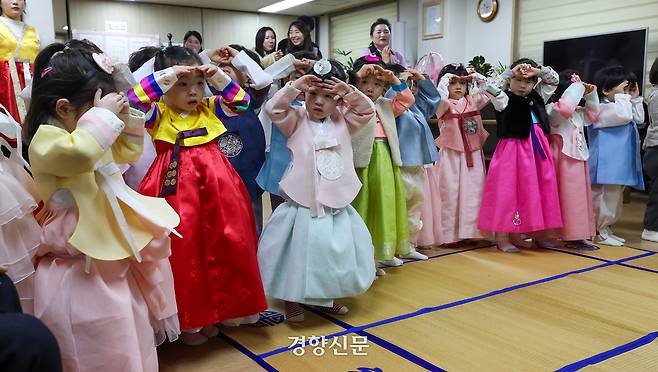 설 연휴를 앞둔 11일 서울 송파구 삼성아트 어린이집 어린이들이 문정래미안 경로당을 찾아 어르신들에게 인사를 하고 있다.