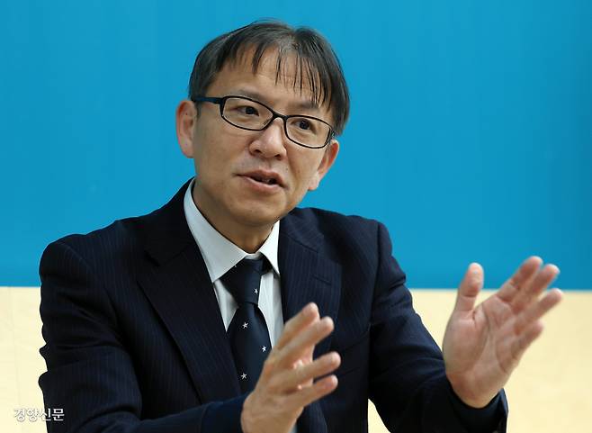 책 <쾌적한 사회의 불쾌함> 저자인 일본인 구마시로 도루가 지난 8일 서울 정동 경향신문사에서 인터뷰하고 있다. 서성일 선임기자