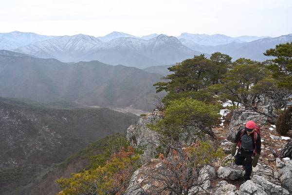 영남알프스 전경이 펼쳐지는 옹강산의 바위길.