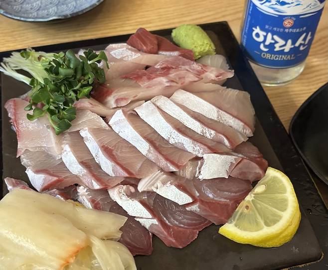 Yellowtail sashimi served at a restaurant in Gangnam District, Mapo District, southern Seoul [CHAE TAE-YEON]