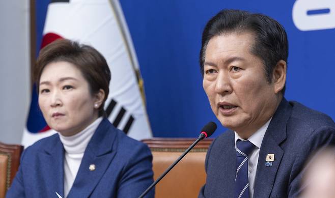 정청래 더불어민주당 대표(오른쪽)가 11일 서울 여의도 국회에서 열린 최고위원회의에서 발언하고 있다. 연합뉴스