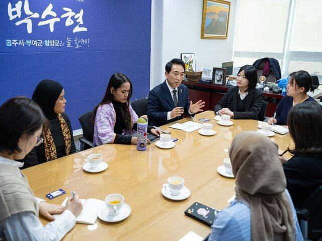 국내외 K팝 팬들이 국회 문화체육관광위원회 소속 박수현 더불어민주당 의원을 찾아 탄소중립 공연 가이드라인 제정 협의체 구성을 제안하고 있다. 케이팝포플래닛 제공