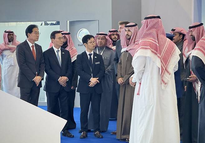 칼리드 빈 살만 사우디아라비아 국방부 장관이 8일(현지 시간) 사우디아라비아 리야드에서 열린 '국제방산전시회(WDS) 2026'에서 한국 기업 부스를 둘러보고 있다. LIG넥스원 제공