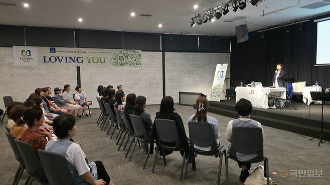 김향숙 대표가 신체심리치료의 효과와 방법에 관해 강연하고 있다. 아래 사진은 참석자들이 김 대표의 강연을 듣는 모습.