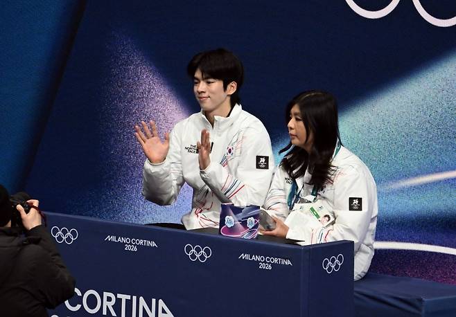 10일(현지시간) 이탈리아 밀라노 아이스 스케이팅 아레나에서 열린 2026 밀라노·코르티나담페초 동계올림픽 피겨스케이팅 남자 싱글 쇼트프로그램에 출전한 차준환(왼쪽)이 연기를 마친 뒤 지현정 코치와 함께 점수 발표를 기다리고 있다. 밀라노=최현규 기자
