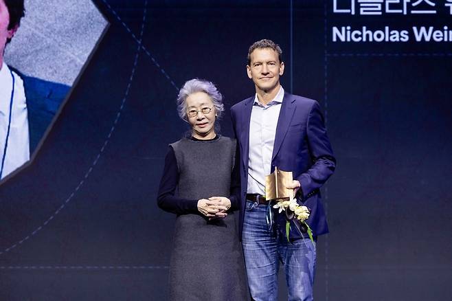 ‘세브란스:단절’의 니콜라스 웨인스톡 프로듀서와 배우 윤여정. CJ ENM 제공