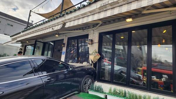 기사의 이해를 돕기 위한 자료 이미지로 직접적 연관은 없습니다. 사진은 지난 1월6일 인천 서구 마전동 한 카페로 60대 여성이 몰던 승용차가 돌진했다. 인천소방본부 제공