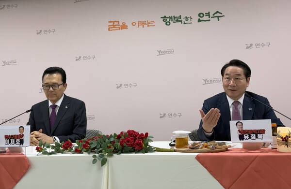 11일 인천 연수구 연두방문에서 유정복 인천시장이 기자실을 찾아 이재호 연수구청장과 취재진의 질문에 답하고 있다. 김샛별기자