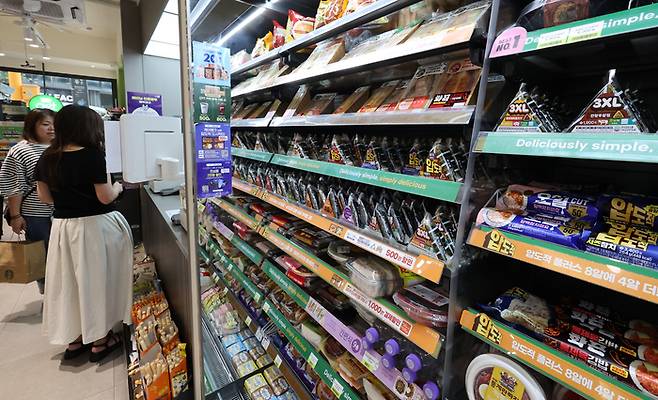 서울 명동 한 편의점에서 외국인 관광객들이 물품을 고르는 모습. [연합뉴스]