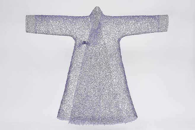 금기숙 작가의 ‘오래된 이야기 - 보라빛 직령’(2020) <서울공예박물관>