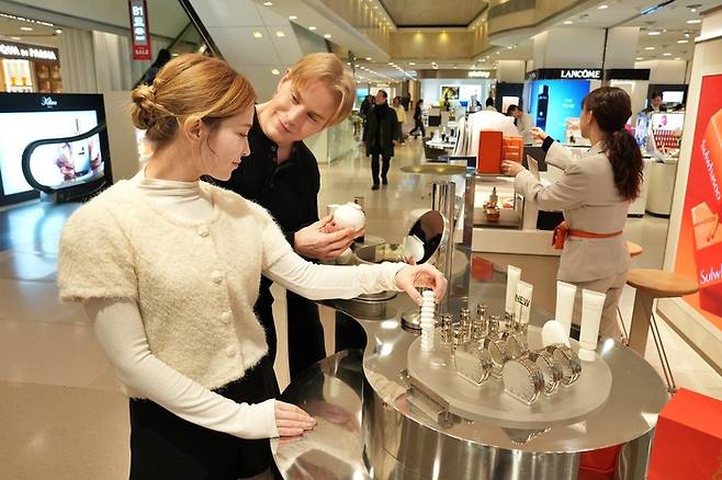 롯데백화점 본점에서 화장품을 테스트하는 외국인 고객
