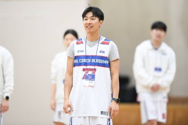 학생들에게 ‘친구’ 같은 스승이 되고자 노력하는 김영진 선생님. 과거 체육 선생님이라고 하면 ‘무섭다’는 이미지가 앞섰지만 그는 더 친근하고 더 가깝게 다가가려고 노력 중이다. 사진=KBL 제공