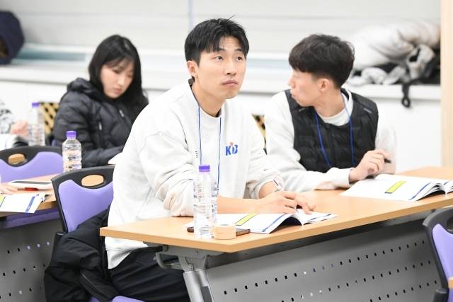 방학 중에도 아이들을 위해 이처럼 열정적으로 시간을 투자하는 선생님. 그렇기에 스승이 아닐까. 김영진 선생님은 “아이들에게 전하고 싶은 메시지가 있다. 선생님들이 방학 중에도 쉬지 않고 학교에서 가르쳐줄 아이템을 구상, 전문성을 업데이트하고 있다는 걸 잘 알아줬으면 한다. 그러면 수업 시간에 잘 협조하지 않을까(웃음)”라며 “이런 검증받은 프로그램을 수료한 뒤 알려주는 것이기에 믿고 따라와 줬으면 좋겠다. 또 유스 코치 아카데미에 참여한 선생님들은 무조건 믿어도 좋다는 말을 전하고 싶다”고 밝혔다. 사진=KBL 제공