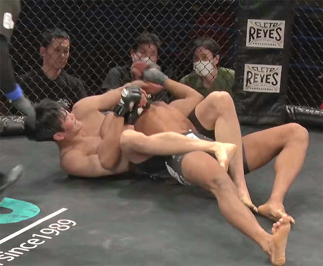 임관우가 2026년 1월 일본 종합격투기 단체 Shooto 도쿄 대회에서 Road to UFC 시즌4 참가자 에페비가 야닉 유지를 그라운드 앤드 엘보로 때리고 있다. 사진=株式会社サステイン