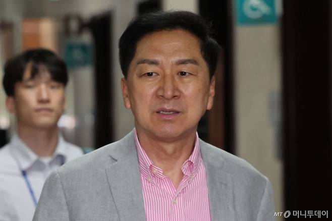[서울=뉴시스] 권창회 기자 = 김기현 국민의힘 의원이 9일 오전 서울 여의도 국회 원내대표실에서 4선 의원 이상 회의에 참석하고 있다. 2025.06.09. kch0523@newsis.com /사진=권창회