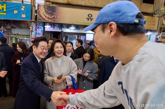 [서울=뉴시스] 최동준 기자 = 이재명 대통령과 김혜경 여사가 11일 충북 충주시 무학시장을 방문해 상인과 인사하고 있다. (사진=청와대 제공) 2026.02.11. photo@newsis.com *재판매 및 DB 금지 /사진=