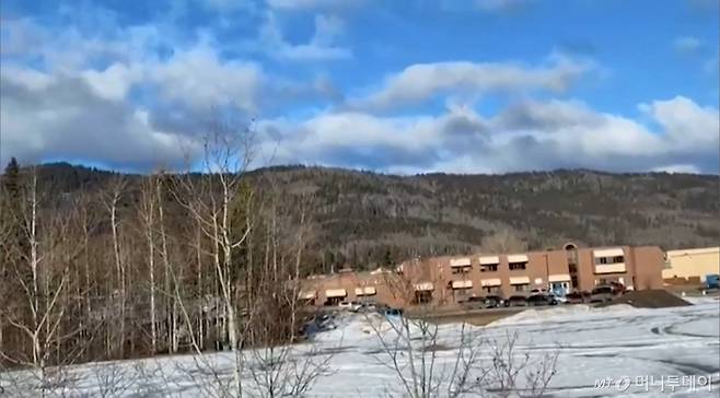 (텀블러리지 AFP=뉴스1) 김경민 기자 = 10일(현지시간) 총격 사건이 발생한 캐나다 브리티시컬럼비아주 텀블러 리지 중·고등학교. 2026.2.10 ⓒ AFP=뉴스1  Copyright (C) 뉴스1. All rights reserved. 무단 전재 및 재배포,  AI학습 이용 금지. /사진=(텀블러리지 AFP=뉴스1) 김경민 기자