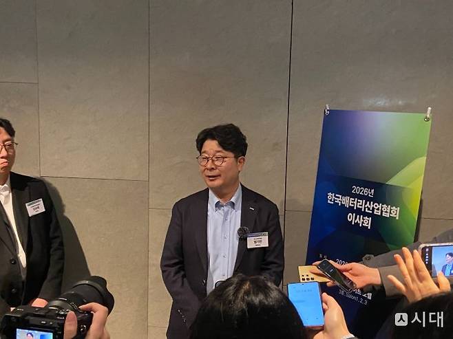엄기천 배터리협회장이 공정과 품질 측면에서 고강도 혁신을 강조하며 업계 전반의 경쟁력 강화를 위해 노력하겠다는 뜻을 밝혔다. 사진은 엄기천 신임 회장이 이사회 직후 기자들의 질문에 답변하고 있는 모습. /사진=최성원 기자
