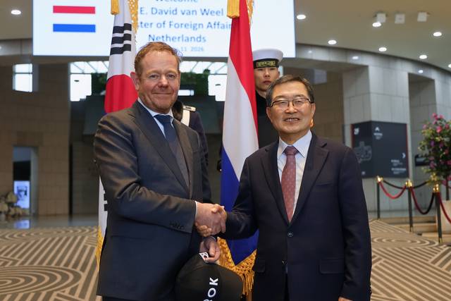 백승주(오른쪽) 전쟁기념사업회장과 서울 용산 전쟁기념관을 방문한 다비드 반 베일 네덜란드 외교부 장관이 11일 기념 촬영하고 있다. 전쟁기념사업회 제공