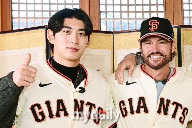 6일 서울 종로구 클래식고택 디토에서 미국 프로야구 메이저리그 베이스볼(MLB) 샌프란시스코 자이언츠 한국 방문 미디어데이가 열렸다. 이날 한국 문화 체험 행사에 참석한 샌프란시스코 자이언츠 이정후(왼쪽), 토니 비텔로 감독이 포토타임을 갖고 있다./ 마이데일리