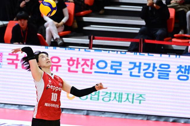 1세트 서브 범실을 저지른 페퍼저축은행 박정아. / 한국배구연맹 (KOVO)
