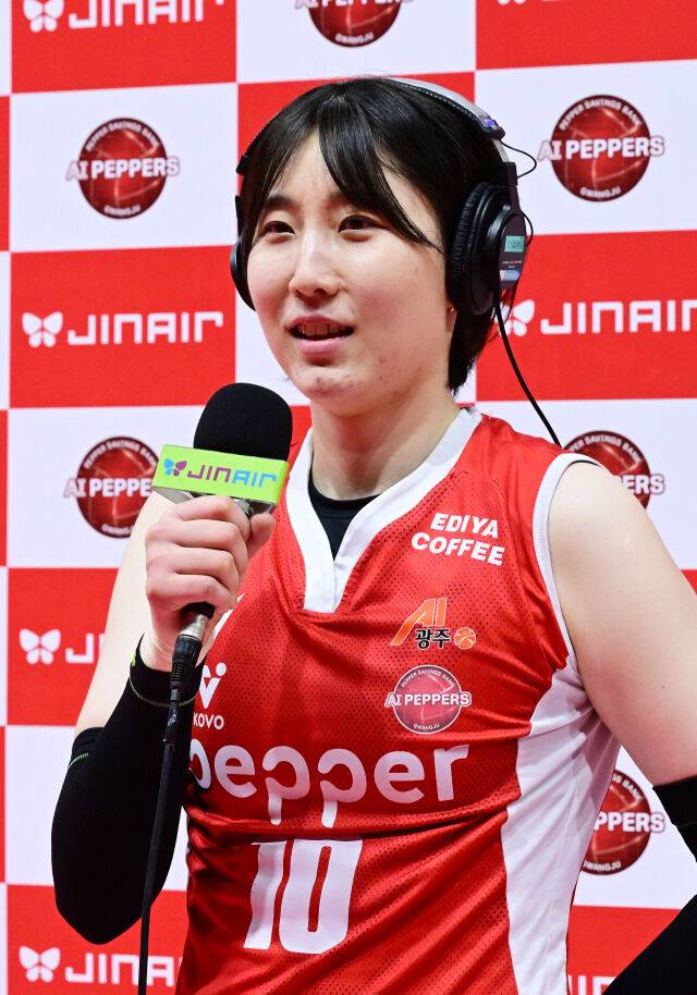 박정아가 경기 종료 후 방송사 인터뷰를 하고 있다. / 한국배구연맹 (KOVO)