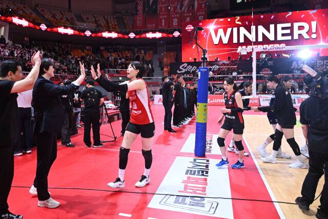 짜릿한 역전승을 거둔 페퍼저축은행 박정아가 경기 종료 후 장소연 감독과 하이파이브를 하고 있다. /한국배구연맹 (KOVO)