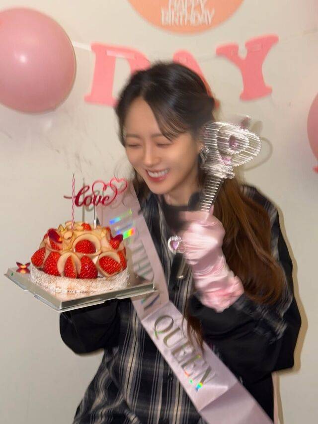 배우 고아라가 공주님 세트를 착용한 채 파티를 즐기고 있다. / 고아라 소셜미디어